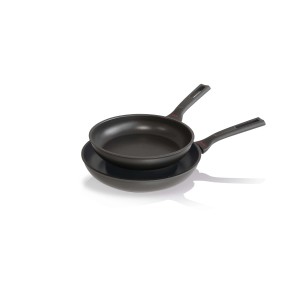 Set di due padelle nere t.b.t., impilate. Pentole e padelle per la cucina.