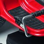 Dettaglio: Area piedi del trattorino tagliaerba rosso Troy-Bilt Horse 105T-R.