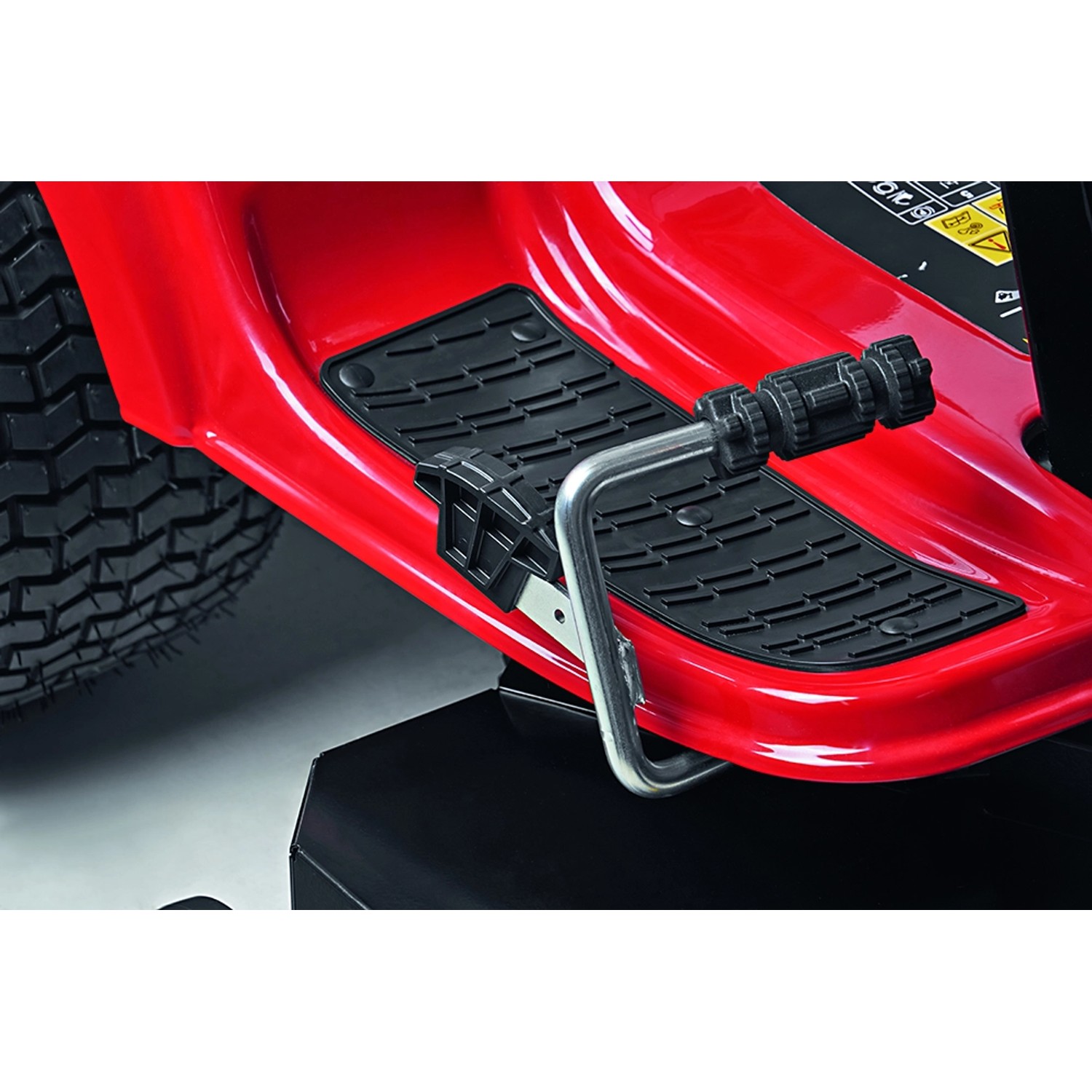 Dettaglio: Area piedi del trattorino tagliaerba rosso Troy-Bilt Horse 105T-R.