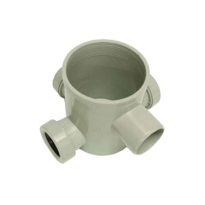 Pozzetto di scarico grigio t.b.t. con connessioni multiple per il drenaggio.