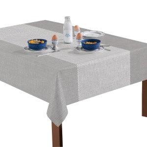 Tovaglia grigia t.b.t. su un tavolo con colazione.