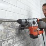 Martello perforatore Black+Decker BEHS03K (1250 W) in uso su una parete.