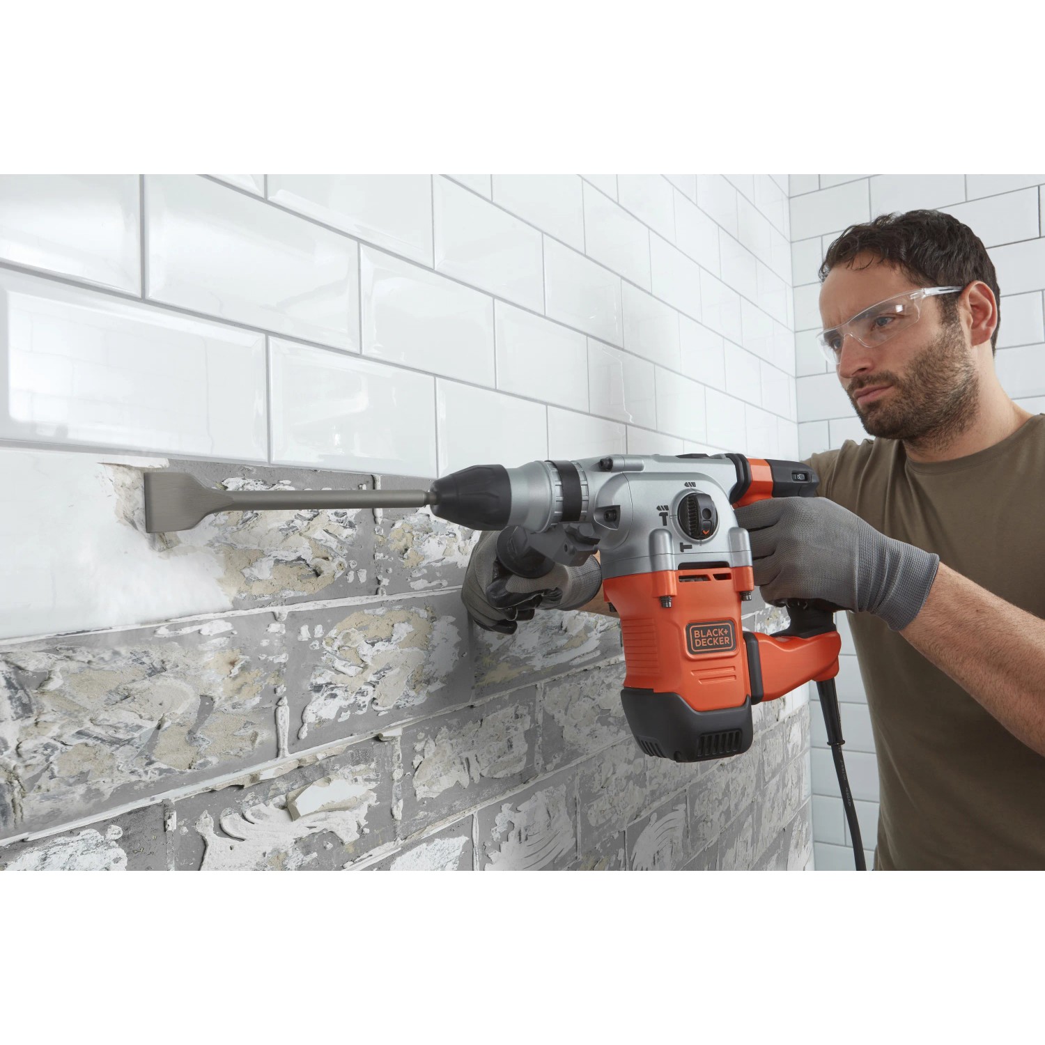Martello perforatore Black+Decker BEHS03K (1250 W) in uso su una parete.