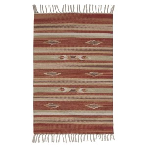 t.b.t. Stuoie con motivo a righe nei toni del rosso e del beige.