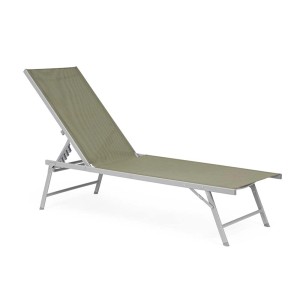 Lettino regolabile con rivestimento verde oliva e struttura argentata.