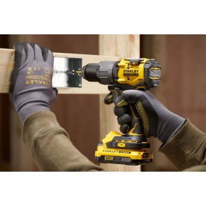 Avvitatore a batteria Stanley Fatmax che avvita nel legno.