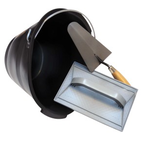 Secchio da muratore con spatola lisciante e spatola per stucco.