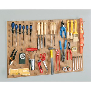 Pannello forato con vari utensili come cacciaviti, martello e pinze.