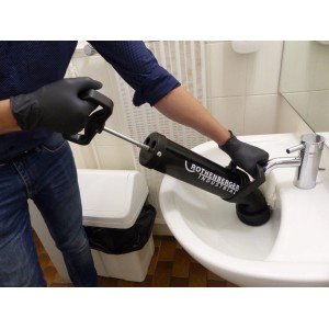Rothenberger RoPump Power sturalavandini in uso su un lavandino per la pulizia delle tubature.