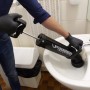 Rothenberger RoPump Power sturalavandini in uso su un lavandino per la pulizia delle tubature.
