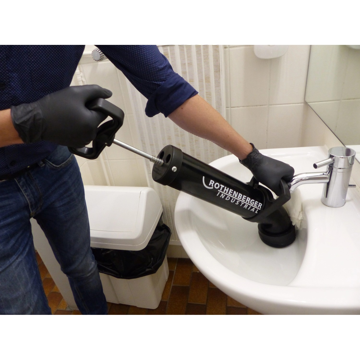Rothenberger RoPump Power sturalavandini in uso su un lavandino per la pulizia delle tubature.