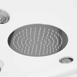 Dettaglio: soffione doccia a pioggia rotondo con ugelli e illuminazione in una cabina doccia.