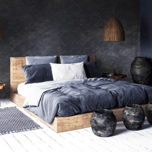 Camera da letto con pareti effetto scuro. Tecniche di pittura decorativa per un ambiente moderno.