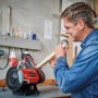 Smerigliatrice da banco Einhell TC-US 350 in uso con uomo e pezzo di legno.