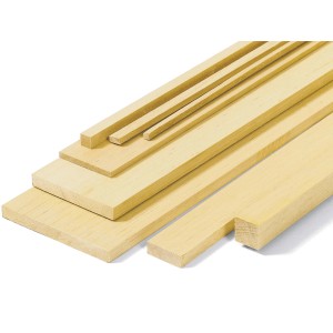 Diverse listelli in legno piallato di colore chiaro.