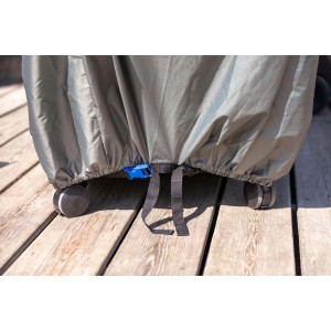 Copertura grigia per carrello barbecue con fibbia blu e cinghie nere.