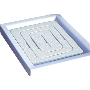 Piatto doccia quadrato bianco con griglia di scarico e gocce d'acqua.