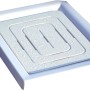 Piatto doccia quadrato bianco con griglia di scarico e gocce d'acqua.
