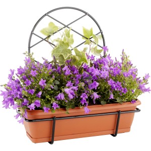 Fioriera da balcone con griglia e campanule viola. Ideale per piantare sul balcone.