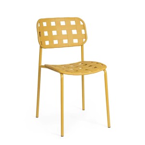 Sedia da giardino gialla con seduta e schienale intrecciati.