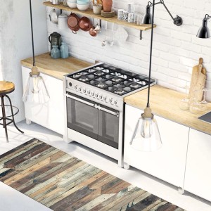 Tappeto da cucina effetto legno davanti a mobile cucina bianco con piano cottura.
