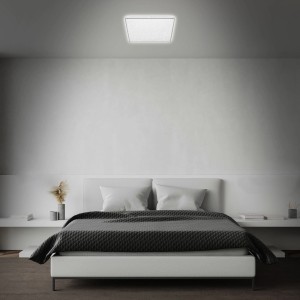 Plafoniera LED quadrata t.b.t. a soffitto sopra il letto.