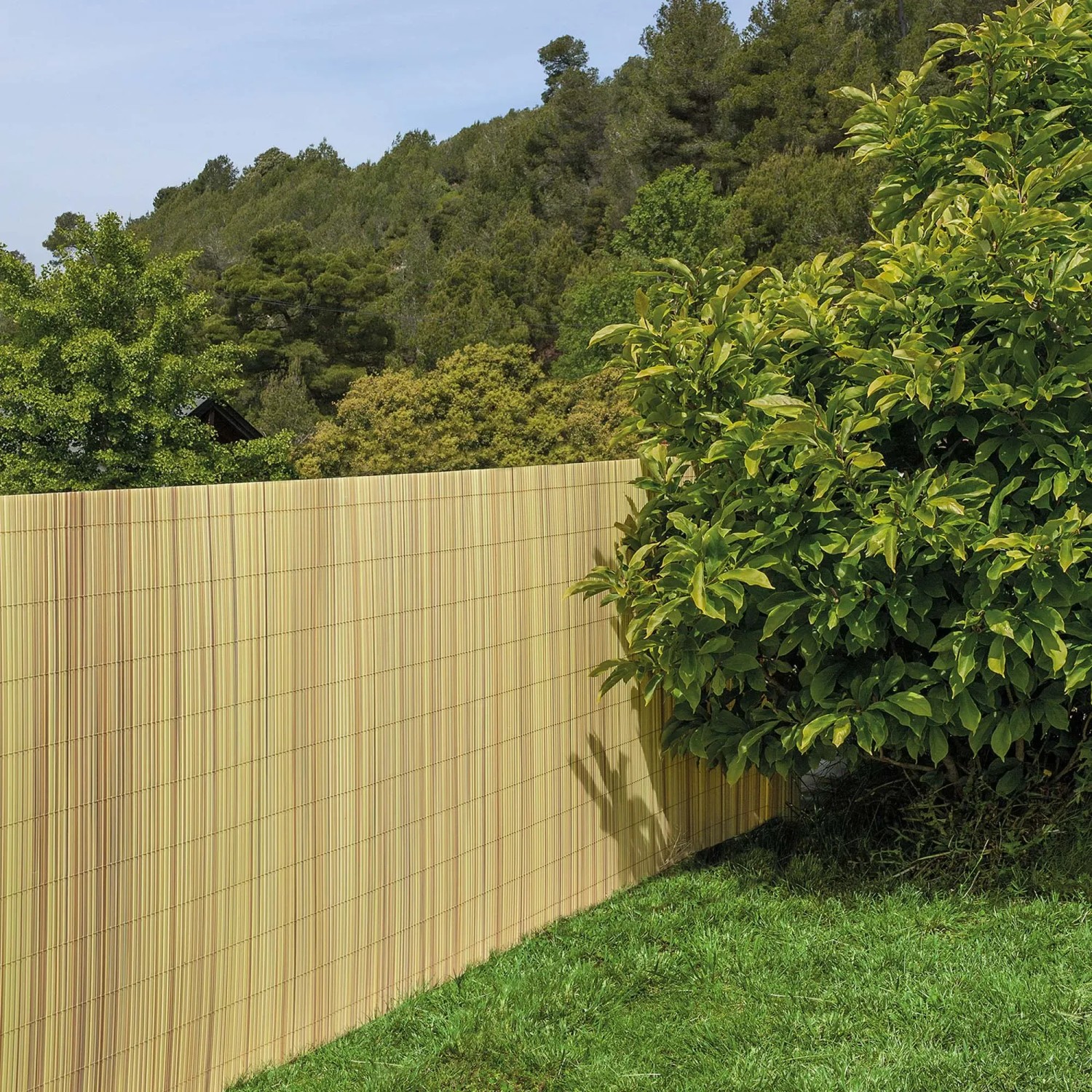 Arelle t.b.t. chiare e opache come protezione per la privacy in giardino.