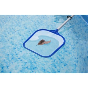 Skimmer blu per piscina con foglia nell'acqua. Accessorio per la pulizia della piscina.