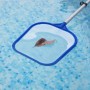 Skimmer blu per piscina con foglia nell'acqua. Accessorio per la pulizia della piscina.