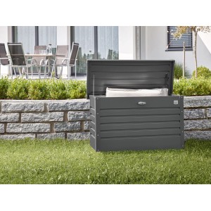 Biohort Box da giardino 130, grigio scuro metallizzato, con coperchio aperto in giardino.