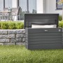 Biohort Box da giardino 130, grigio scuro metallizzato, con coperchio aperto in giardino.