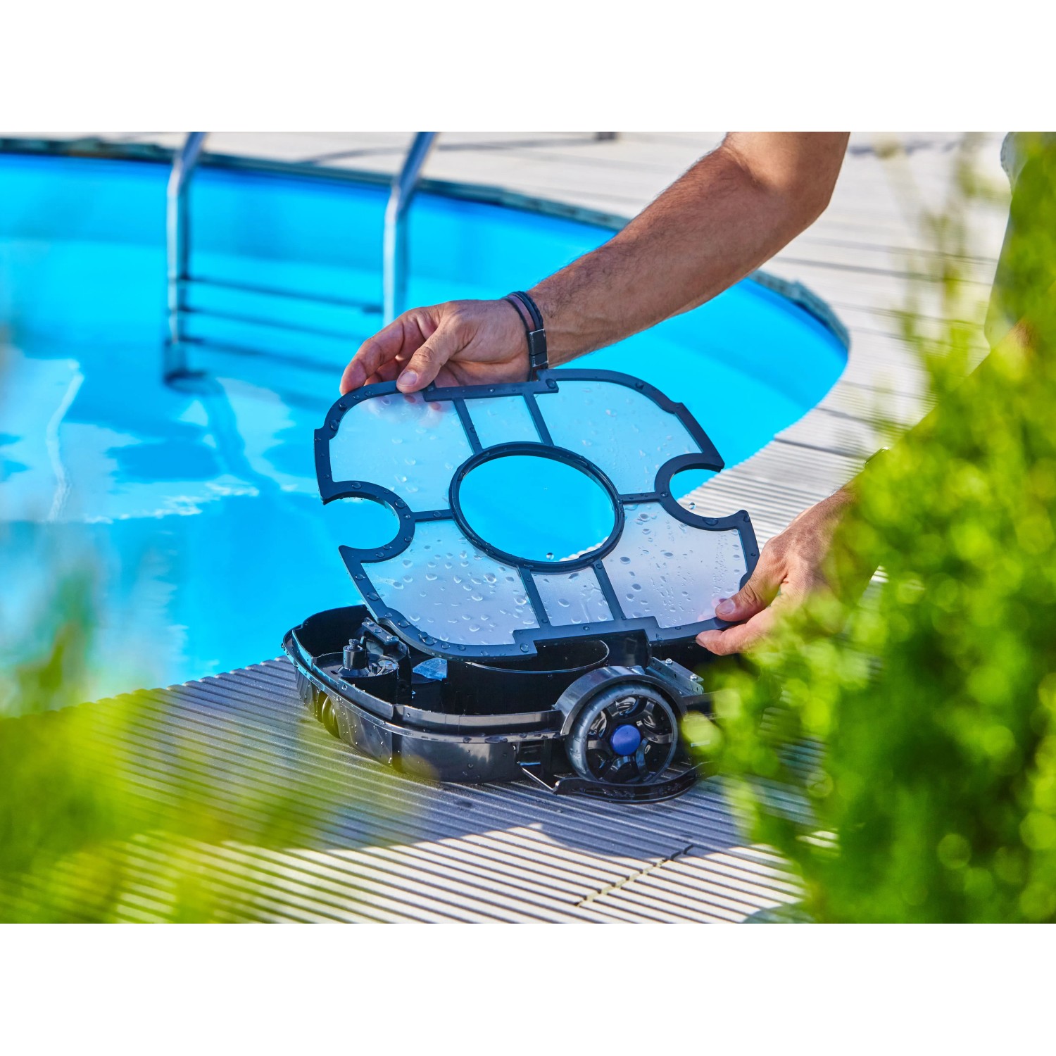 Robot piscina a batteria Orca 45 CL con filtro davanti alla piscina. Pulizia facile.