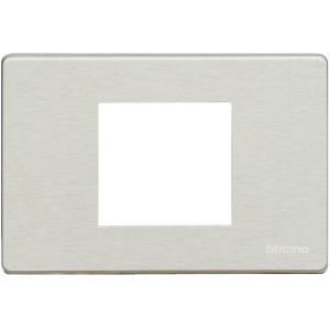 Placca t.b.t. per interruttori e prese, color argento.