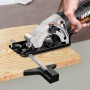 La sega circolare compatta a batteria Worx Worxsaw WX527.9 Solo 20 V taglia il legno.