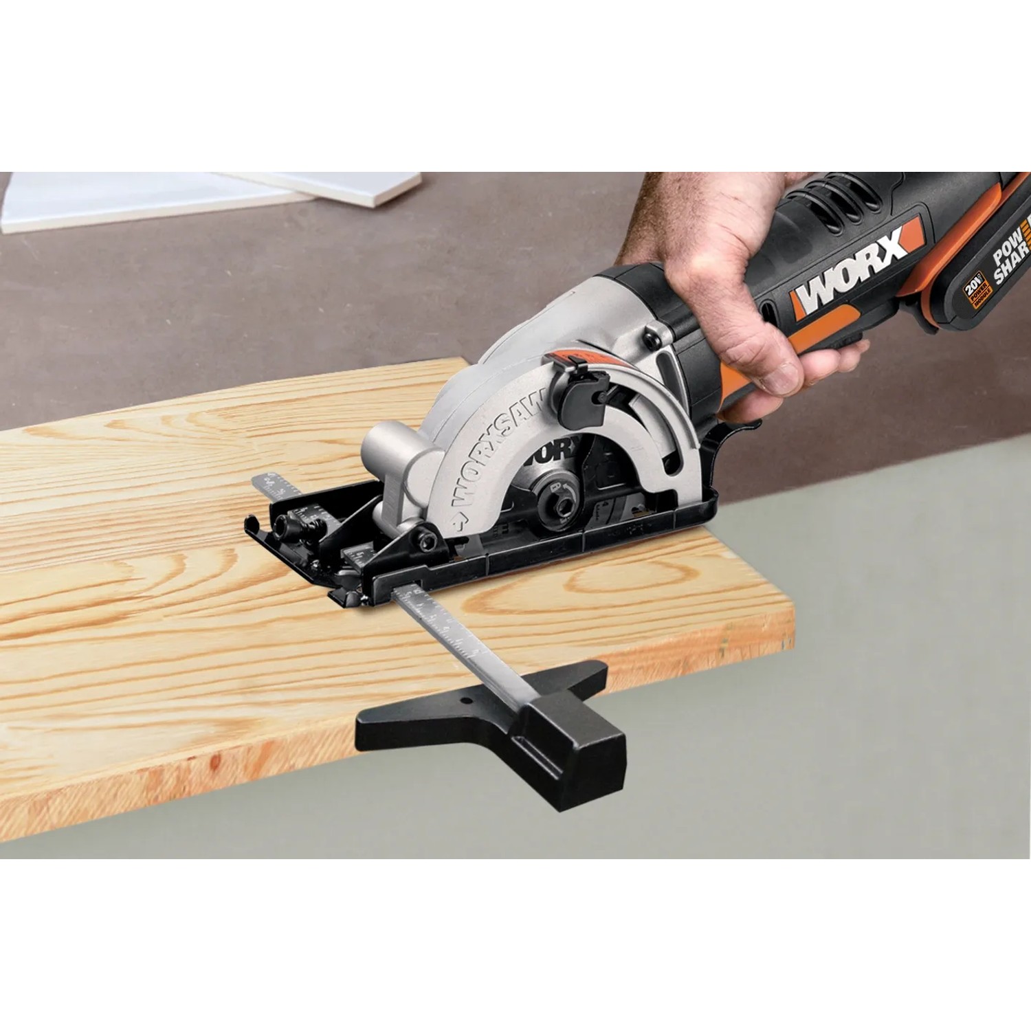 La sega circolare compatta a batteria Worx Worxsaw WX527.9 Solo 20 V taglia il legno.