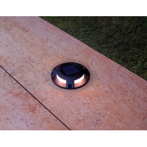 Luce segnapasso rotonda t.b.t. con pannello solare su pavimentazione. Faretto da incasso per il giardino.