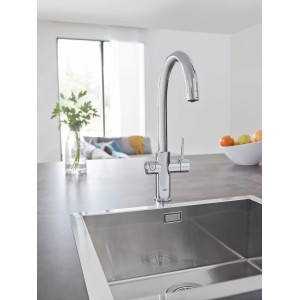 Miscelatore cucina Grohe Blue Home cromato con bocca alta su lavello in acciaio inox.
