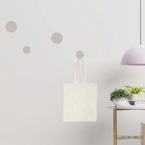 Borsa in tessuto chiaro appesa a un gancio rotondo a parete, parte di un appendiabiti.