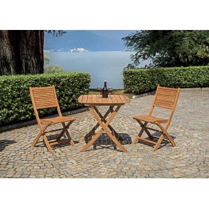 Tavolo da giardino in legno con due sedie. Ideale per balcone o terrazza.