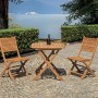 Tavolo da giardino in legno con due sedie. Ideale per balcone o terrazza.
