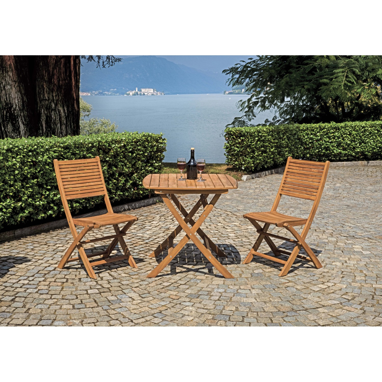 Tavolo da giardino in legno con due sedie. Ideale per balcone o terrazza.