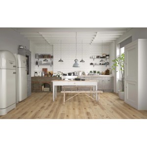 Cucina luminosa con pavimento vinilico t.b.t. effetto legno. Look moderno per un abitare elegante.