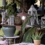 Lampada a sospensione rustica t.b.t. per esterni, ideale per giardino o patio.