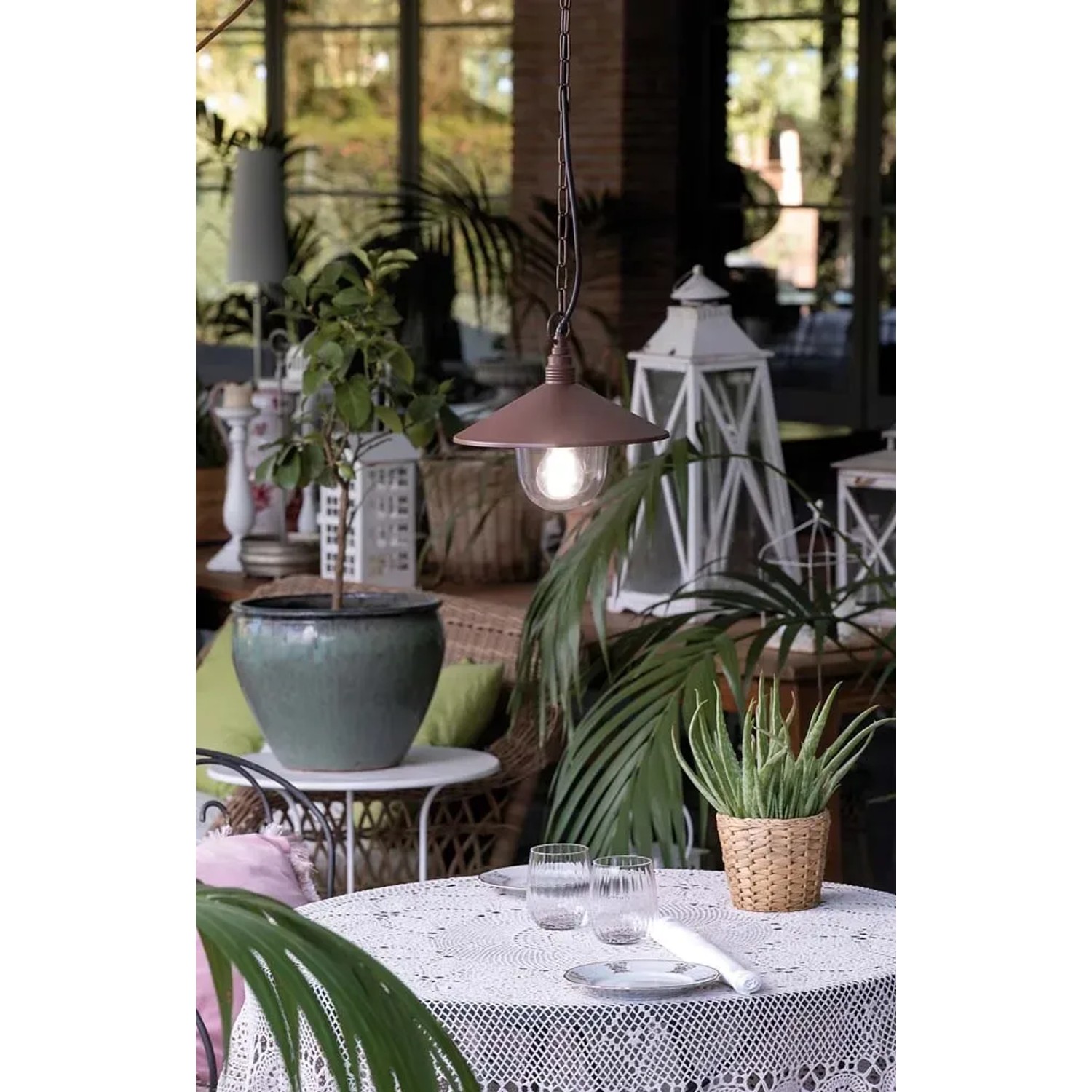 Lampada a sospensione rustica t.b.t. per esterni, ideale per giardino o patio.
