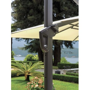 Dettaglio della struttura di un ombrellone a braccio t.b.t. con comandi in giardino.