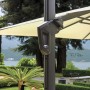 Dettaglio della struttura di un ombrellone a braccio t.b.t. con comandi in giardino.