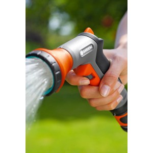 Gardena Classic lancia d'irrigazione grigia/arancione con getto d'acqua in mano.