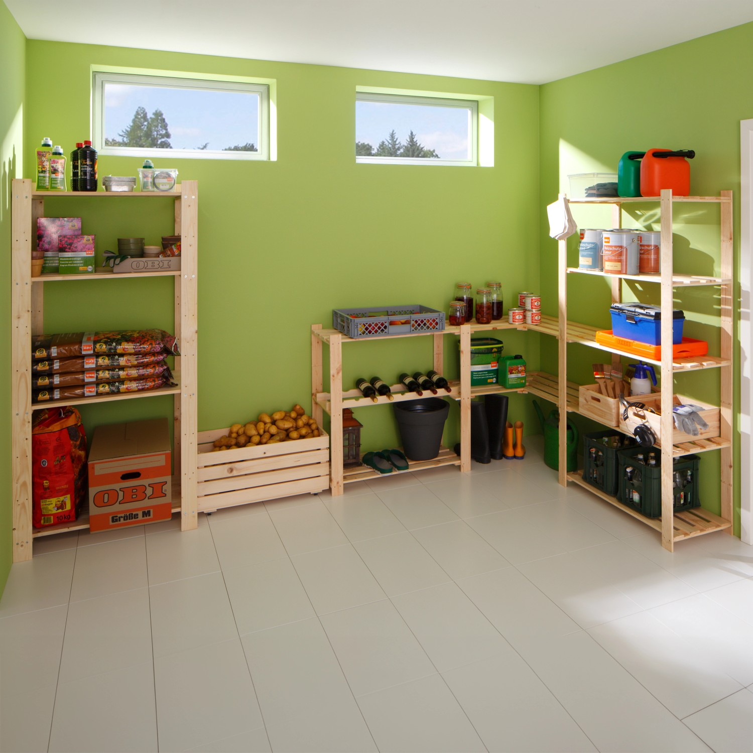 Scaffali a vite in legno OBI nella stanza, legno tenero, 170x85x40cm, riempiti con merce immagazzinata.