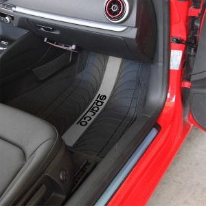 Tappetino nero t.b.t. con logo Sparco per interni auto.