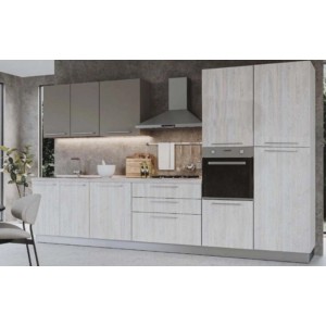 Cucina componibile moderna e luminosa con pensili grigi e cappa aspirante.